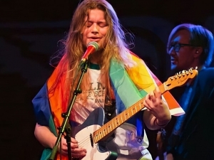 Girl In Red publica su esperado disco de debut y lo celebra con un vídeo para una canción de pop siglo XX.