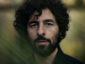 José González comparte un nuevo vídeo y anuncia gira por Europa y Estados Unidos.