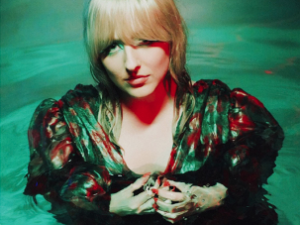 Molly Burch anuncia su nuevo disco y adelanta un redondo single de clasicismo contemporáneo.