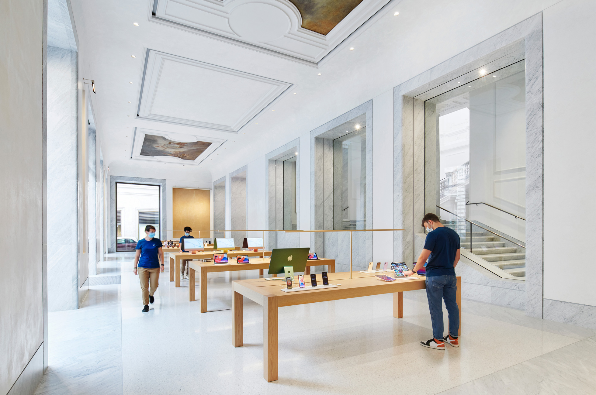 imagen 8 de Apple estrena tienda en un edificio histórico de la Via del Corso, en el corazón de Roma.