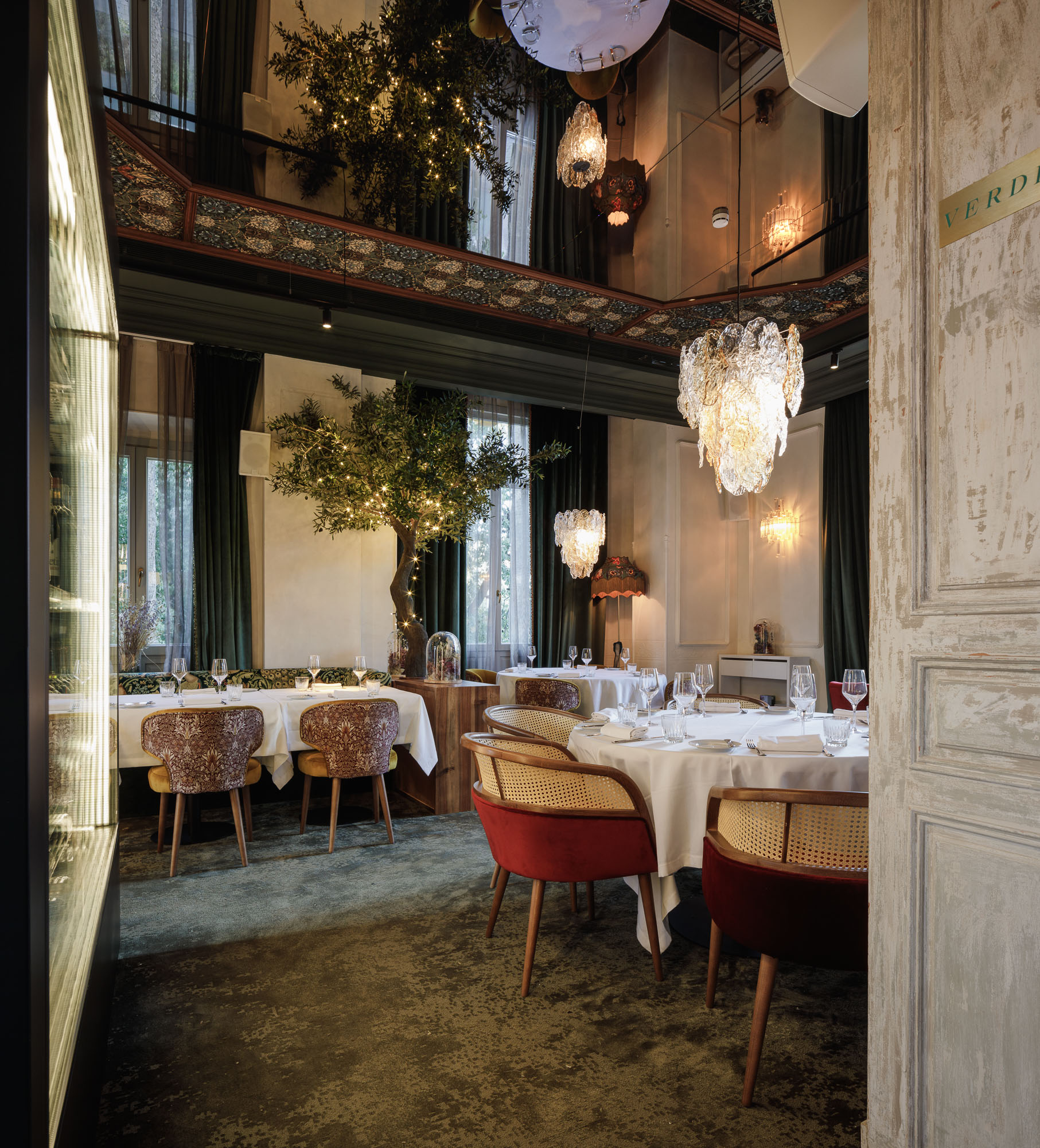 imagen 10 de Casa Ozama, el restaurante más suntuoso de Sevilla.