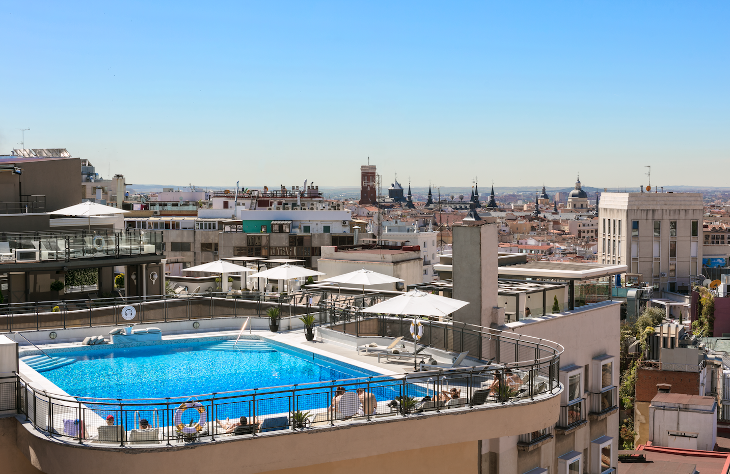imagen 2 de Terraza y piscina en el cielo de Madrid ¿qué más se puede pedir?