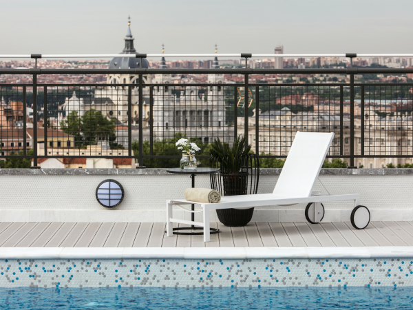 Terraza y piscina en el cielo de Madrid ¿qué más se puede pedir?