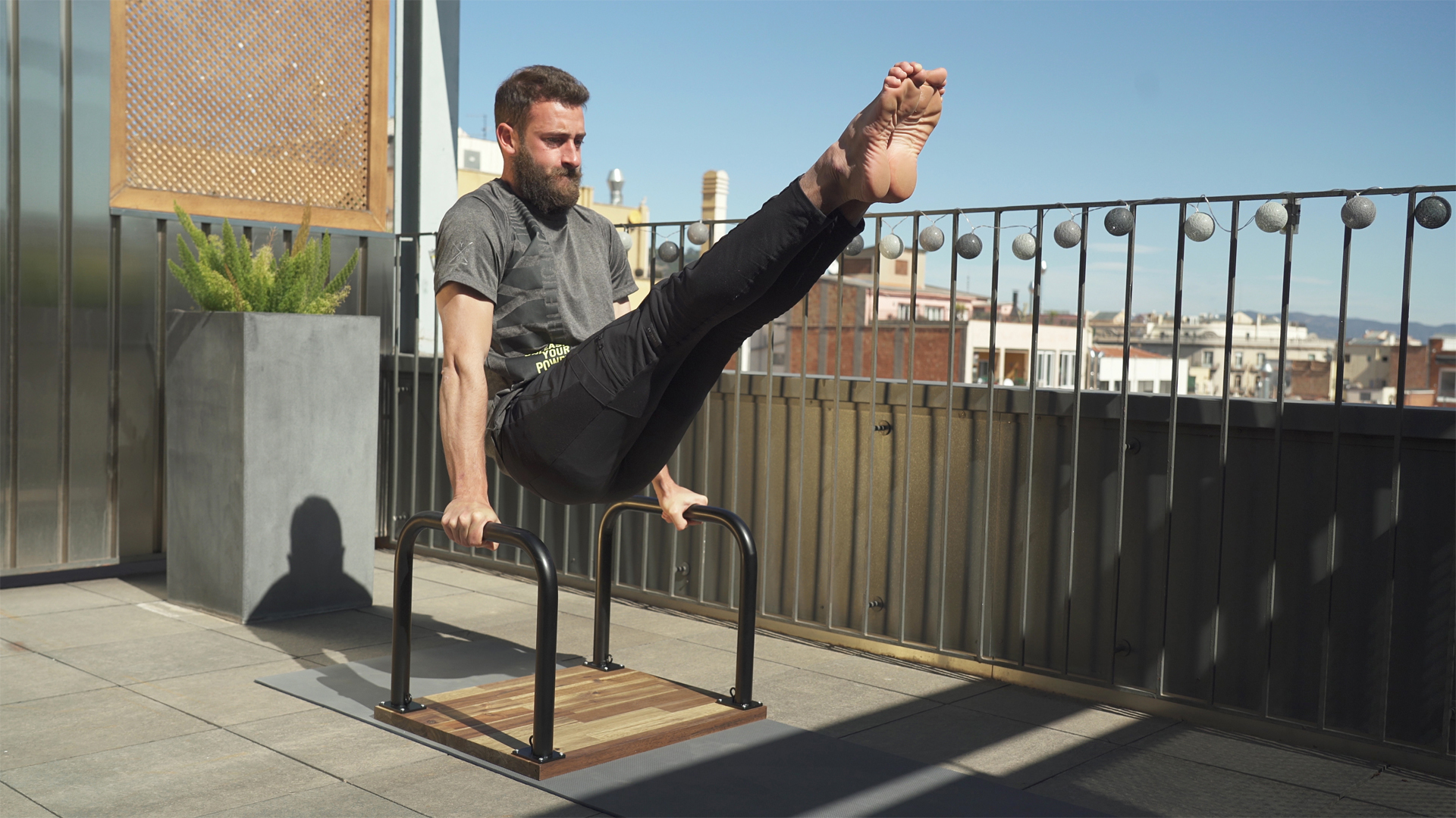 imagen 5 de Una mesa de entrenamiento para los que quieren tener el gimnasio en casa (y que no se note).