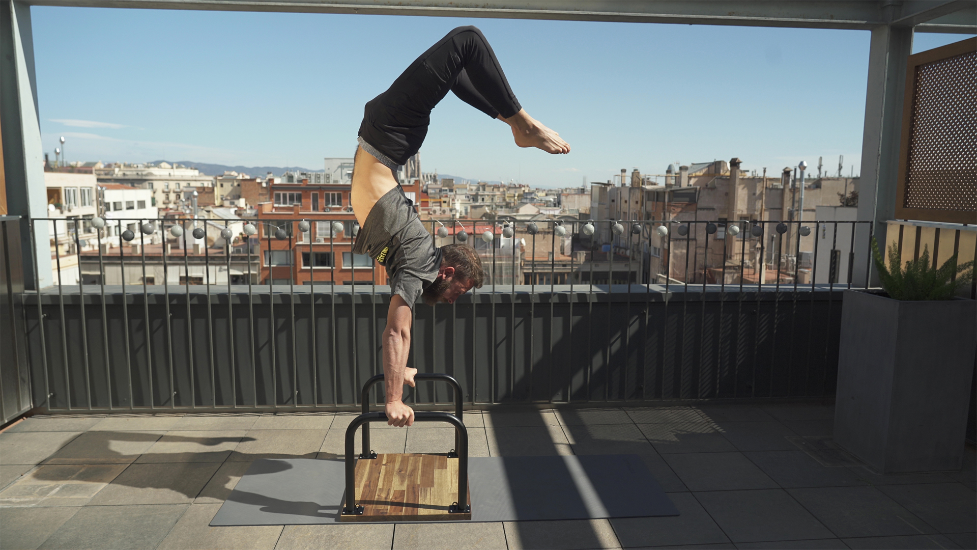 imagen 6 de Una mesa de entrenamiento para los que quieren tener el gimnasio en casa (y que no se note).