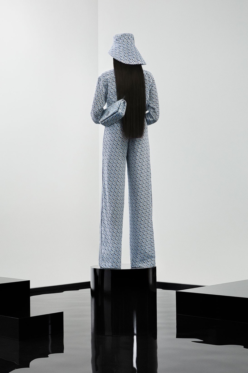 imagen 6 de Burberry viste a Naomi Campbell de azul y monogram.