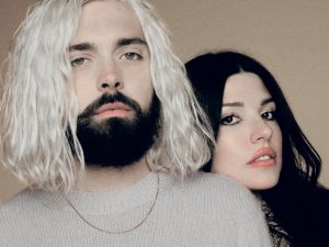 El dúo de platino Flora Cash estrena el vídeo de su romántica nueva canción.