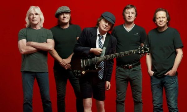 La banda australiana AC/DC comparte con sus fans de todo el mundo un nuevo vídeo.