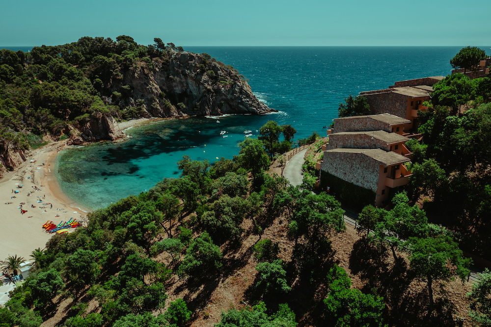 imagen 1 de Pola Giverola, un renovado resort con 30 años de historia en Tossa de Mar.