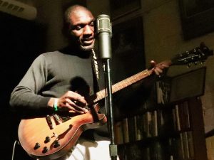 Cedric Burnside exhibe su maestría con el blues en su nuevo single.