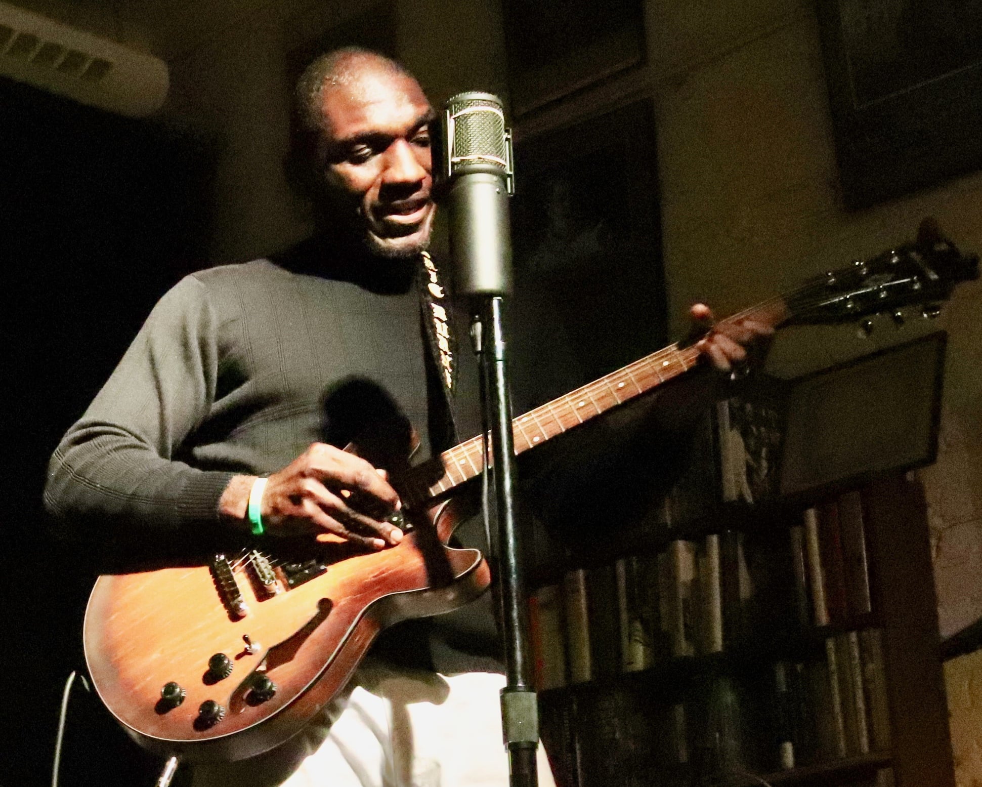 imagen 3 de Cedric Burnside exhibe su maestría con el blues en su nuevo single.