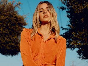 Katelyn Tarver derrocha carisma en su nuevo single y su consiguiente vídeo.