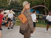 Lo nuevo de Coach nos llega de la mano de Kate Moss y Jennifer López.