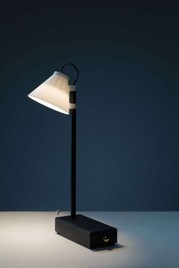 imagen 3 de Offline Lamp, una lámpara de mesa para desconectarte del mundo (por un rato).
