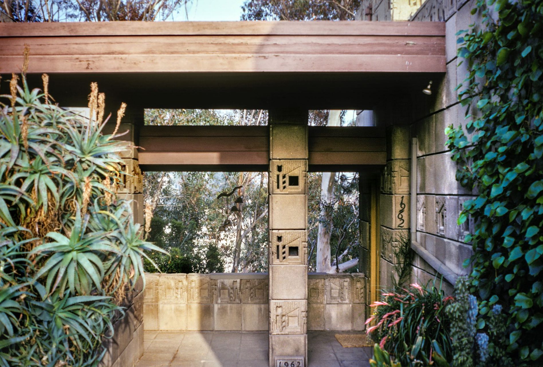 imagen 2 de Se vende la casa de los Freeman, obra y arte de Frank Lloyd Wright.
