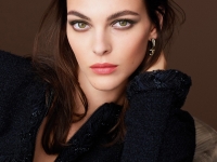 Vittoria Ceretti presenta el maquillaje de otoño de Chanel.
