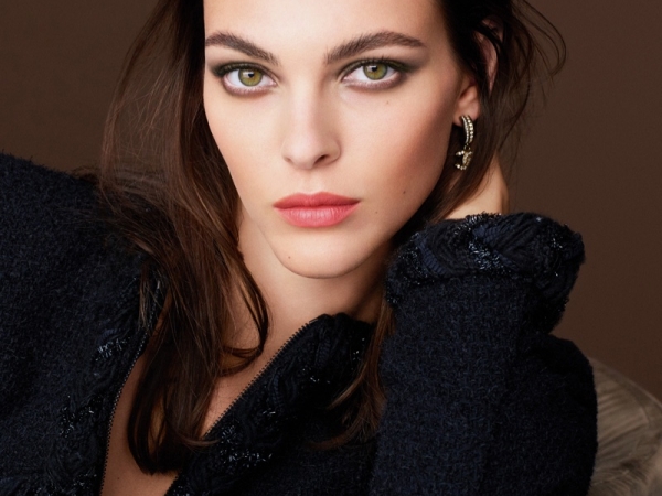 Vittoria Ceretti presenta el maquillaje de otoño de Chanel.