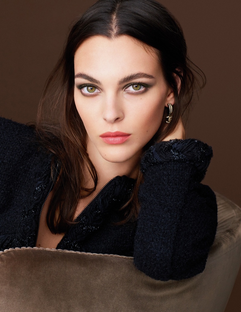 imagen 1 de Vittoria Ceretti presenta el maquillaje de otoño de Chanel.