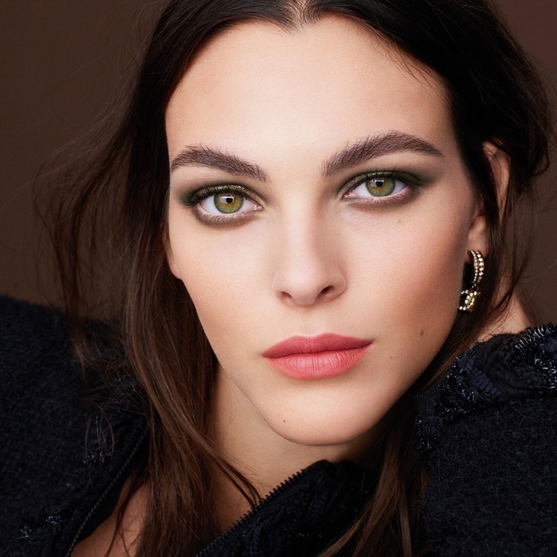 imagen 2 de Vittoria Ceretti presenta el maquillaje de otoño de Chanel.