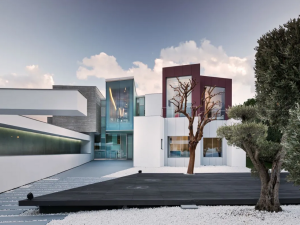 Esta es, probablemente, la casa vanguardista más espectacular de Madrid. Y está en venta.