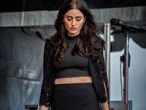 La cantante y compositora conocida como Banks estrena un nuevo single de pop urbano.