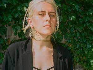 La cantante y compositora conocida como Lala Lala añade ritmo trap al murmurado pop de su nuevo single.