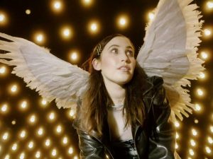 La cantante australiana Hatchie presenta nuevo single acompañado por un bonito vídeo.