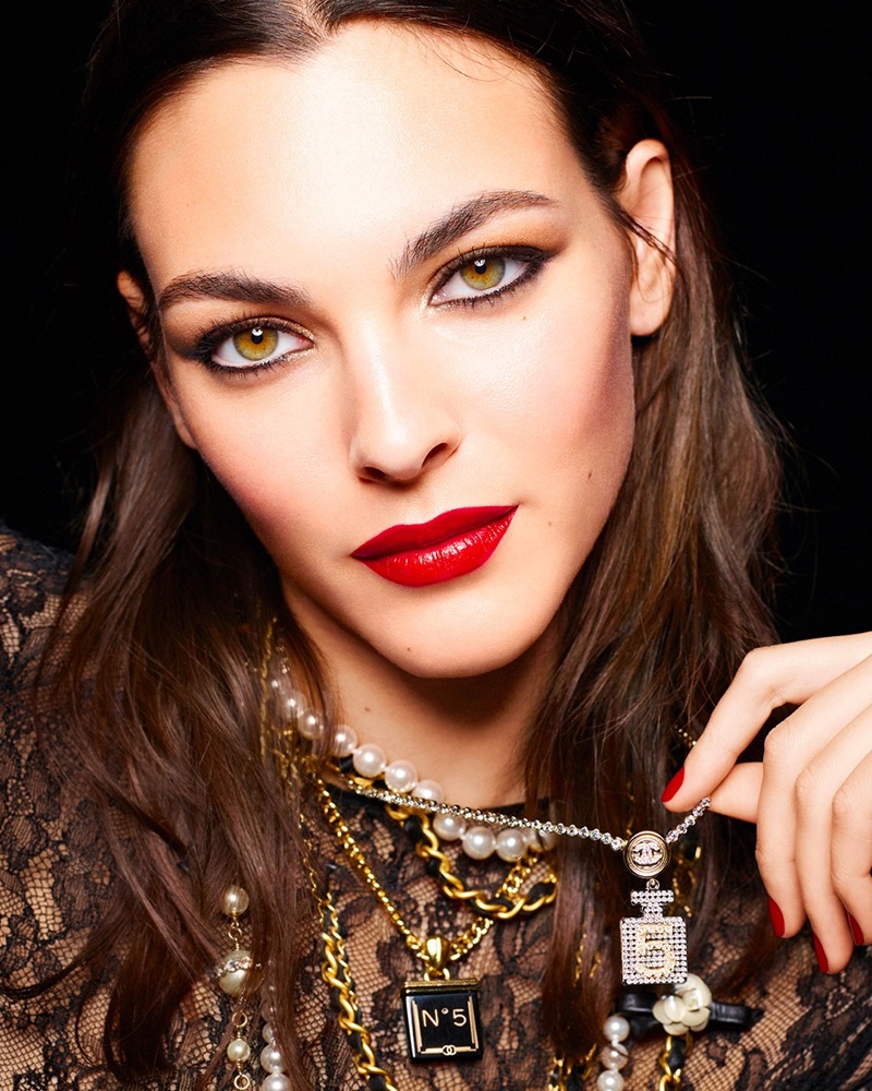 imagen 8 de Lo último de Chanel es una colección de maquillaje de fiesta.
