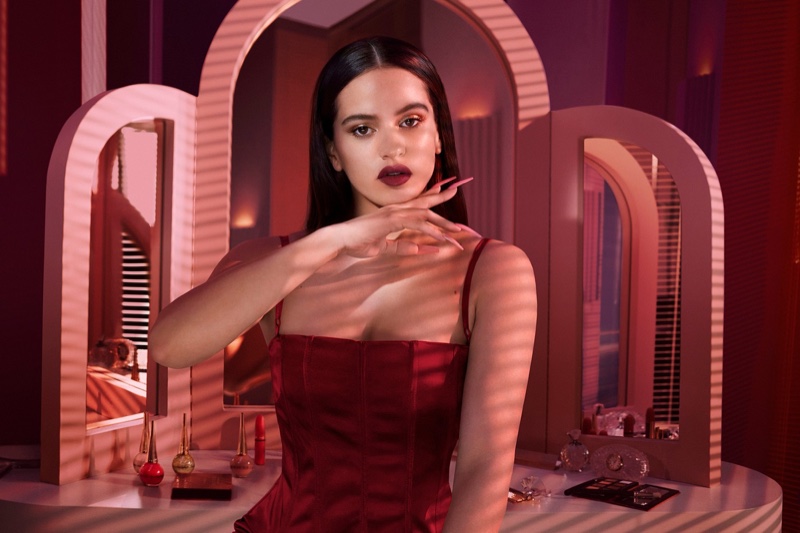 imagen 4 de Rosalía presenta la Aute Cuture de MAC Cosmetics.