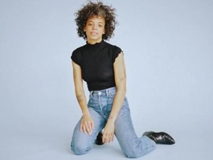 Tasha anuncia que su álbum saldrá el 3 de diciembre en vinilo con Father/Daughter Records,