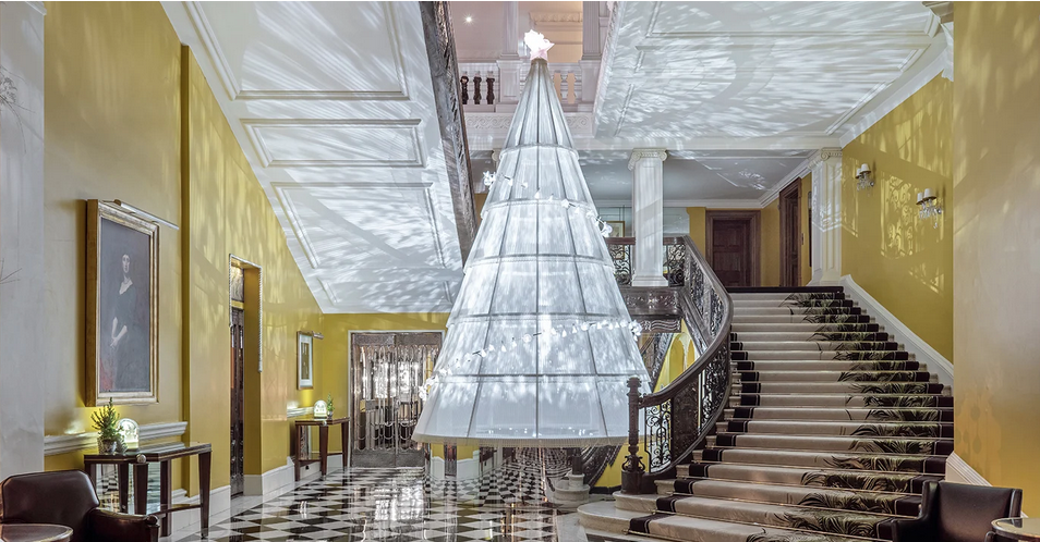 imagen 1 de Así es el Árbol de Navidad del Claridge’s diseñado por Kim Jones, director creativo de Dior.