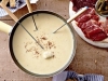 Así se prepara una fondue de queso suizo.