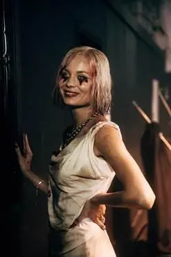 12 Saal Laundiya Ki Sexy - La cantante escocesa Nina Nesbit nos anima con su nuevo single lleno de  sintetizadores ochenteros.LOFF.IT VÃ­deo, letra e informaciÃ³n.