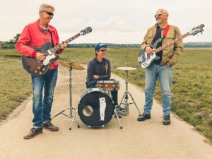 El trio gales The Hepburns estrenan nuevo single que viene acompañado de un ferroviario vídeo.