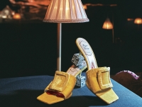 Los inconfundibles tacones de Roger Vivier (y el bolso a juego).