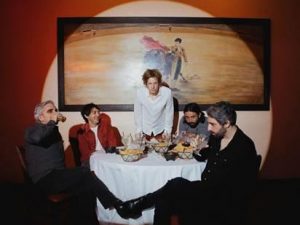 Spoon anuncia su nuevo disco con el poderoso ritmo y las desafinadas descargas eléctricas de una canción.