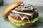 ¿Sabes cuál es la hamburguesa del mes en Timesburg?