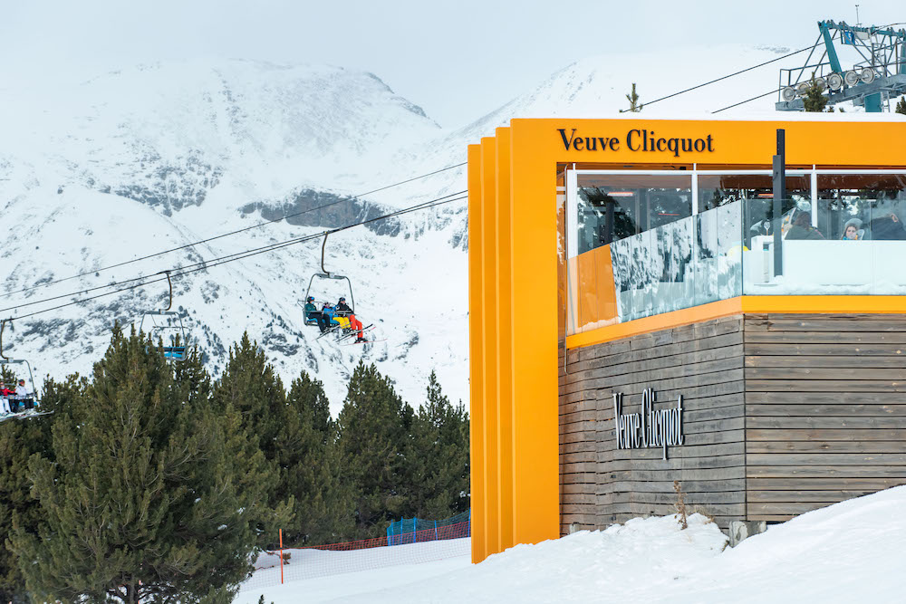 imagen 4 de Veuve Clicquot estrena terraza e iglú en Grandvalira, Andorra.