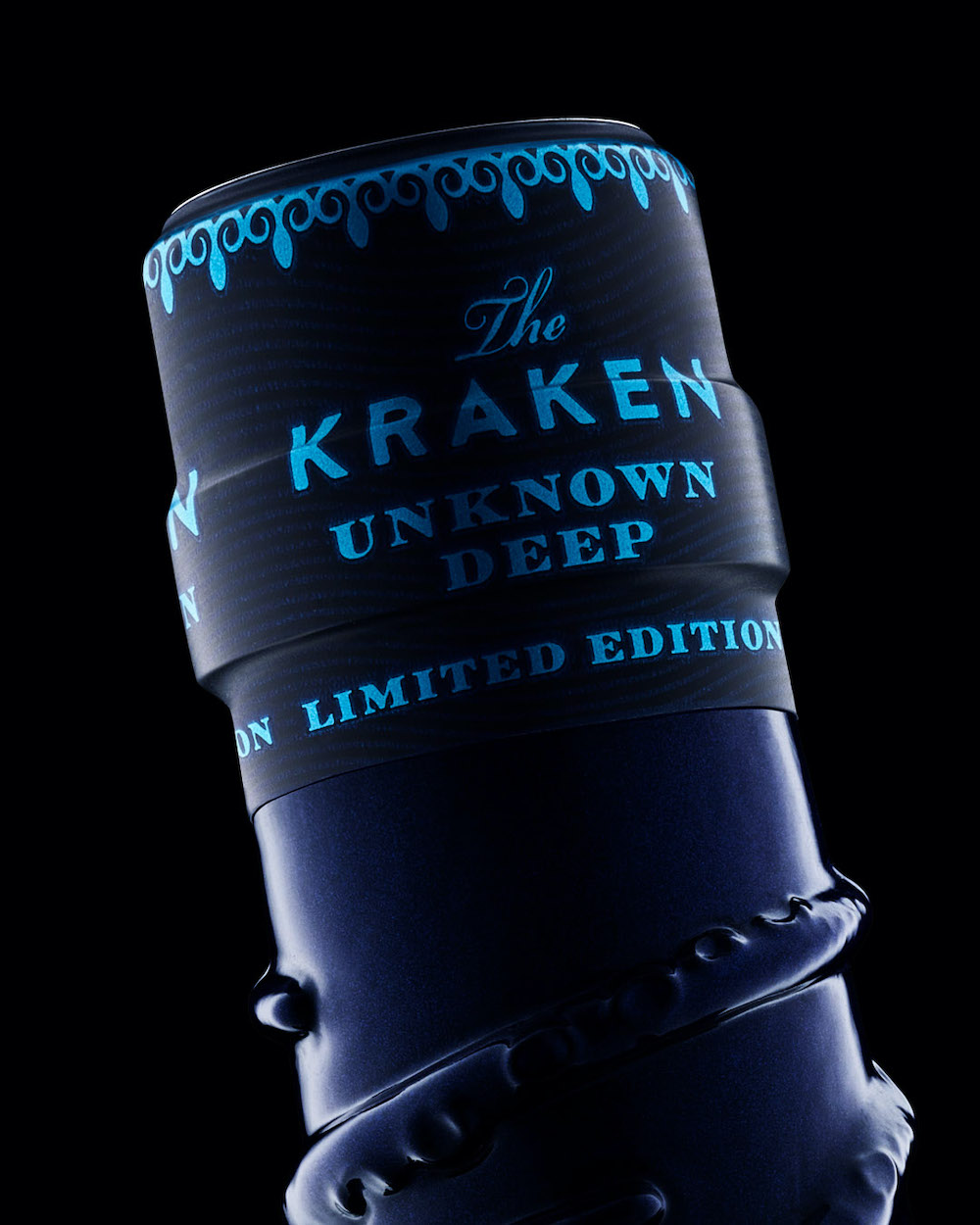 imagen 5 de Imposible perder de vista la nueva botella de The Kraken.