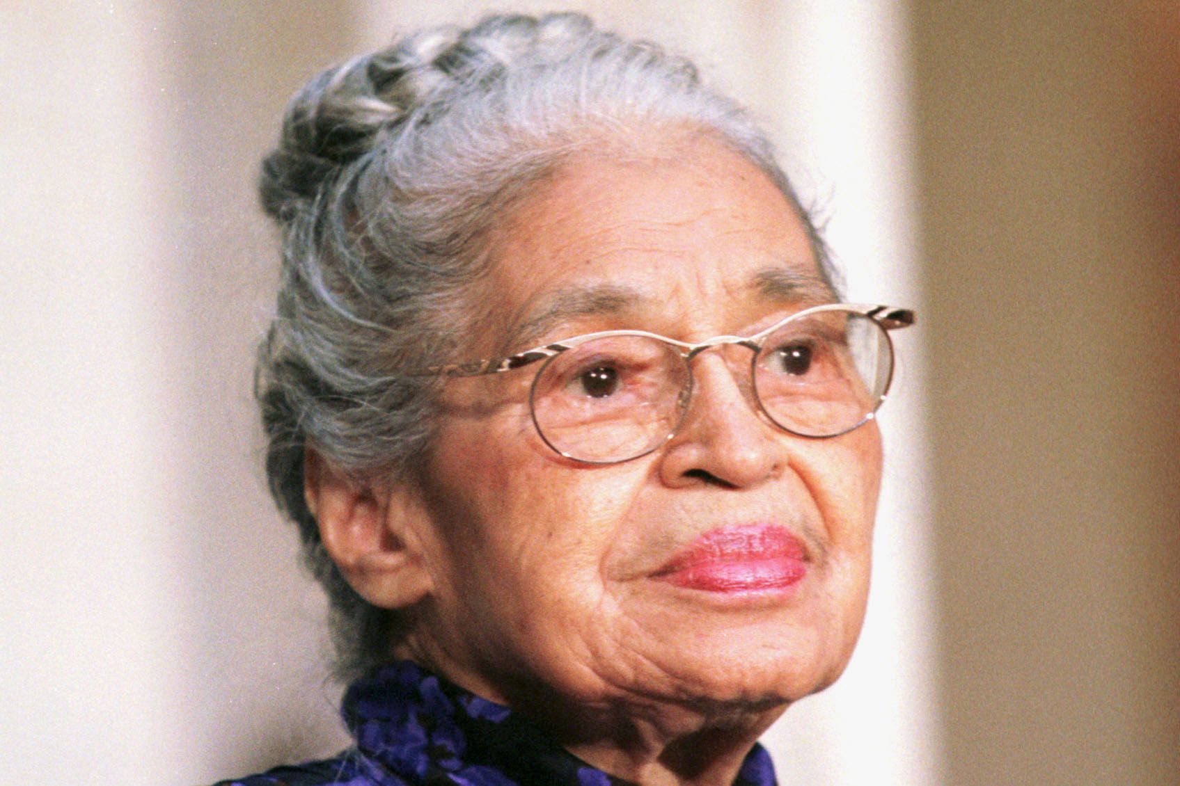Rosa Parks, la mujer que demostró que la libertad se defiende ejerciéndola.   Biografía, citas, frases.