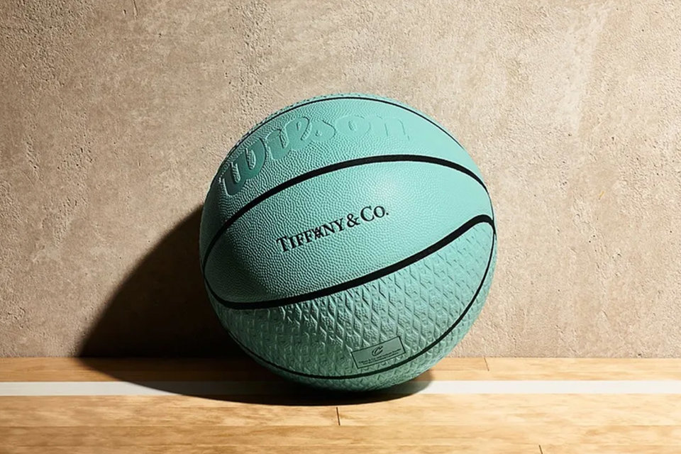 imagen 1 de Tiffany & Co. x Arsham Studio NBA Basketball, el proyecto que demuestra que a Tiffany’s le gusta el baloncesto.