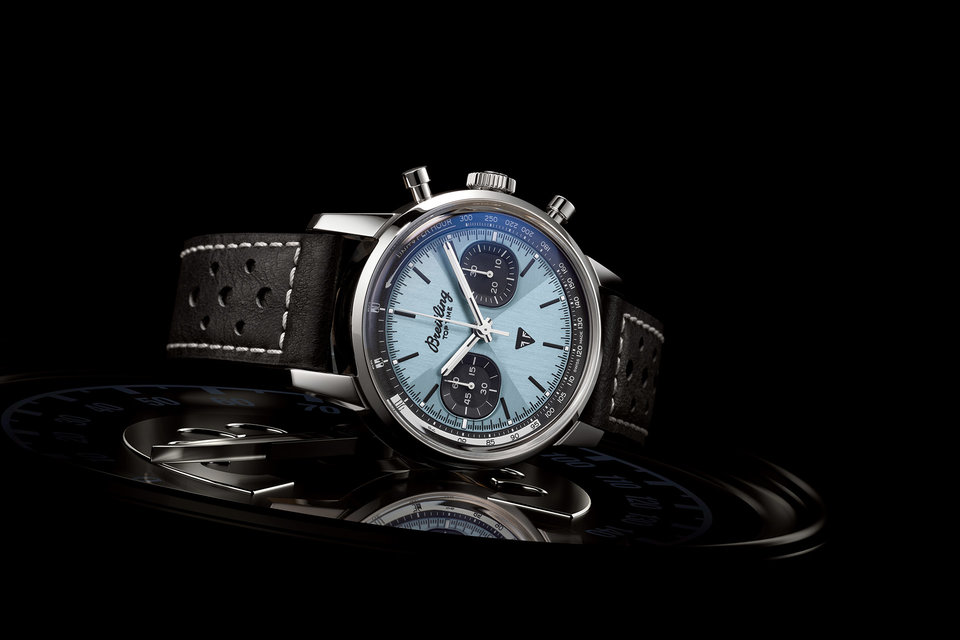 imagen 3 de Triumph x Breitling: un reloj y una moticicleta en azul hielo.