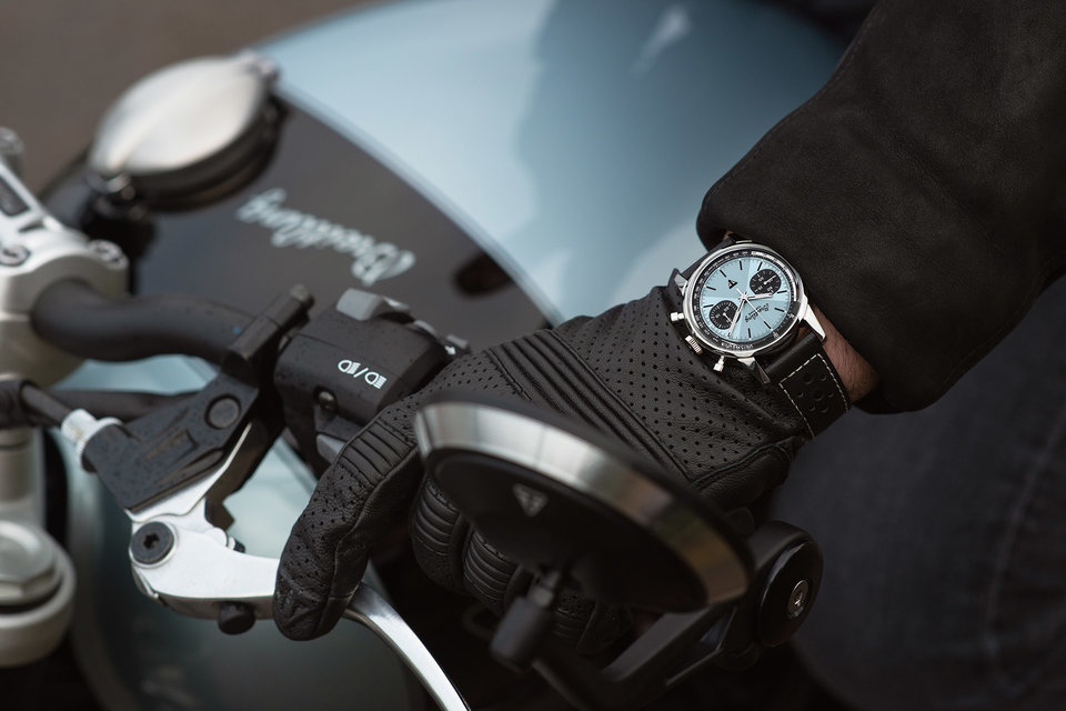 imagen 1 de Triumph x Breitling: un reloj y una moticicleta en azul hielo.
