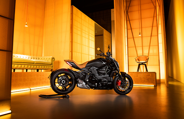 imagen 4 de xDiavel Nera Edition, una moto de colección de Ducati y Poltrona Frau.