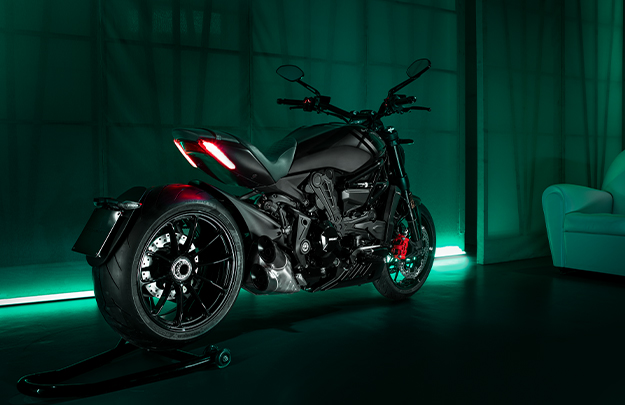 imagen 2 de xDiavel Nera Edition, una moto de colección de Ducati y Poltrona Frau.