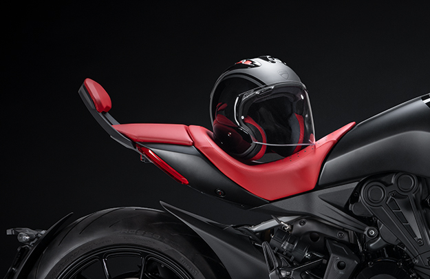 imagen 10 de xDiavel Nera Edition, una moto de colección de Ducati y Poltrona Frau.
