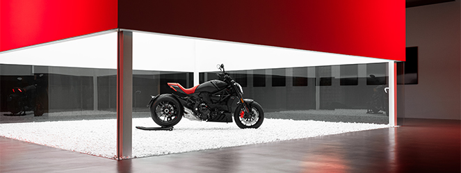 imagen 12 de xDiavel Nera Edition, una moto de colección de Ducati y Poltrona Frau.