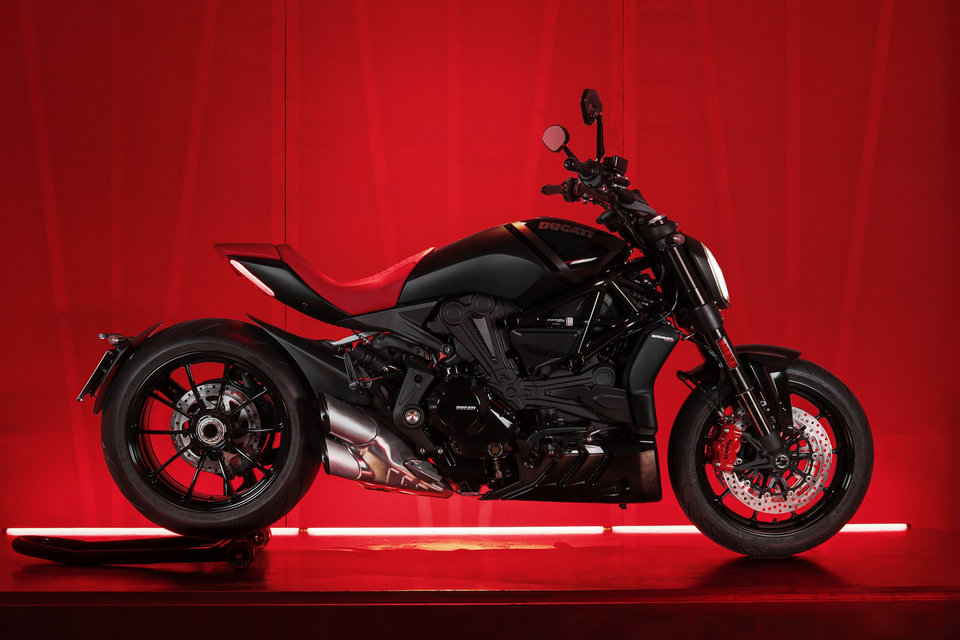 imagen 5 de xDiavel Nera Edition, una moto de colección de Ducati y Poltrona Frau.