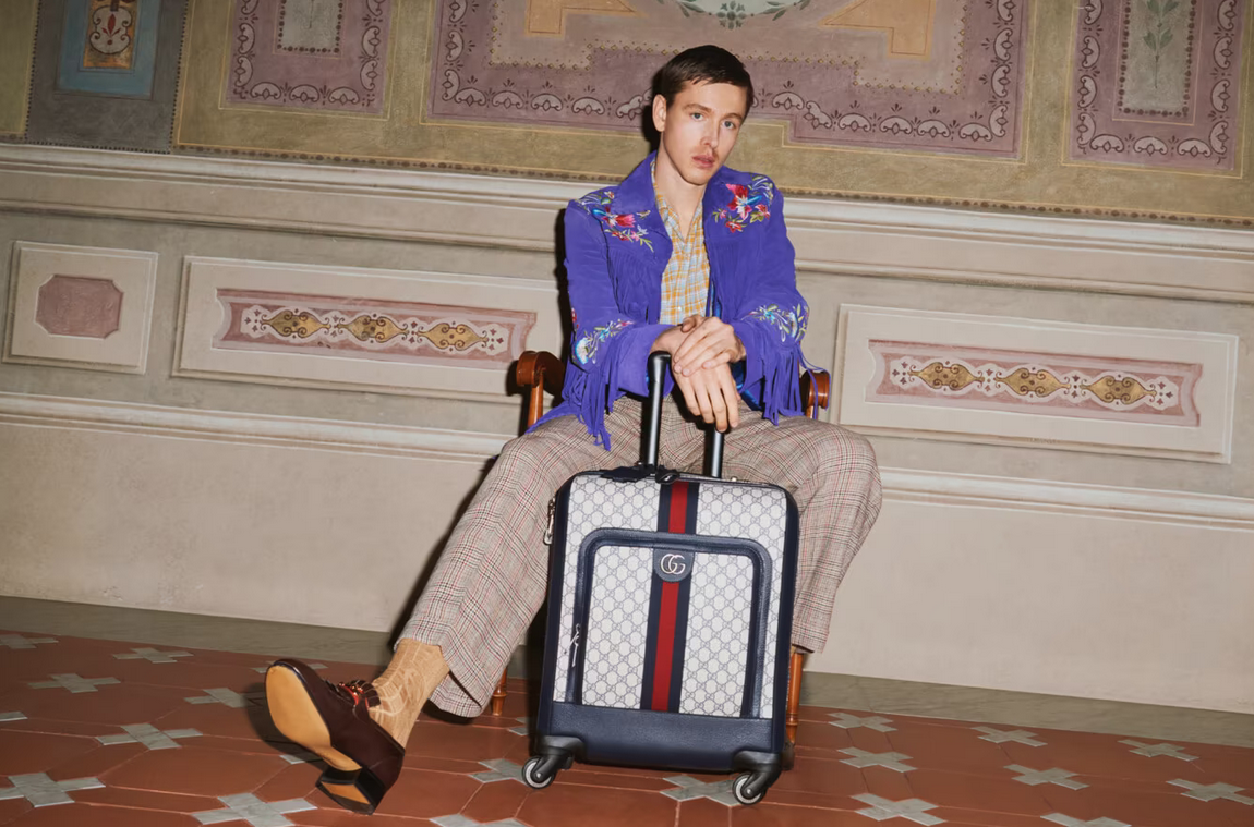imagen 1 de Harry Dickinson y las maletas de Alessandro Michele para Gucci.