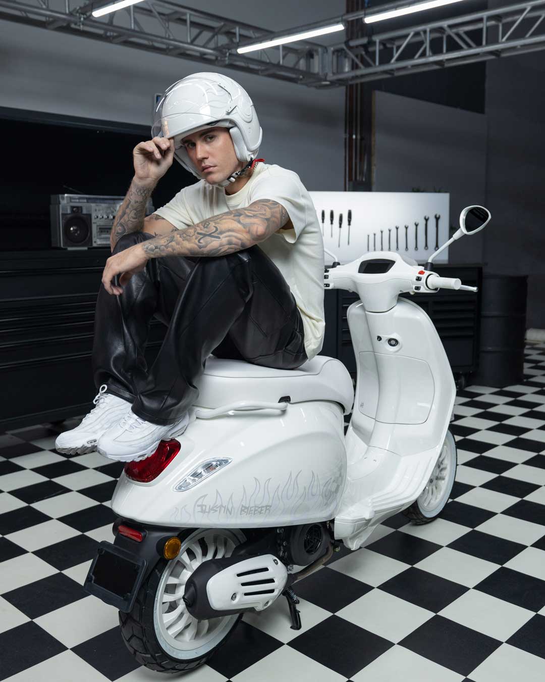 imagen 2 de Así es la clásica Vespa… diseñada por Justin Bieber.